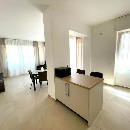Modern Near With Elevator And Air Conditioning Lejlighed Como