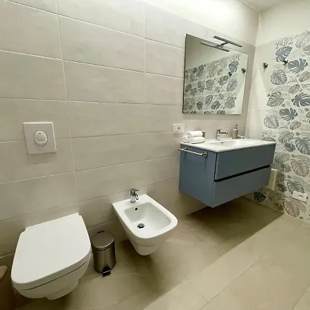 Modern Near With Elevator And Air Conditioning Lejlighed Como