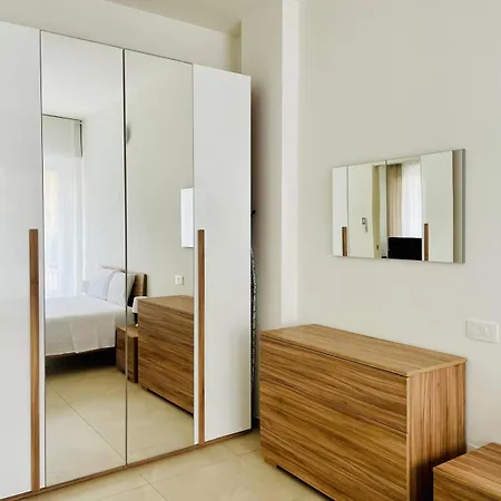 Modern Near With Elevator And Air Conditioning Lejlighed *