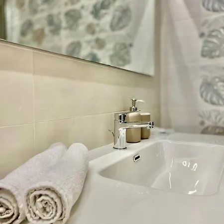 Modern Near With Elevator And Air Conditioning * Como