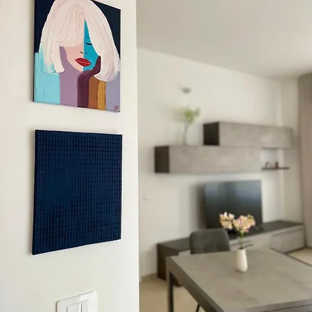 Modern Near With Elevator And Air Conditioning * Como